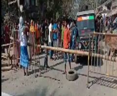 রোগী দেখা আটকাতে অশোকনগরে চিকিৎসকের বাড়ির সামনে বাঁশের ব্যারিকেড, ঘটনায় ধৃত এক