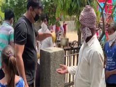 दिल्ली: शाहबाद डेयरी में भूखे लोगों का पेट भरने के लिए चलाया जा रहा 'बजरंग बली की रसोई'