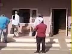 મહીસાગર જિલ્લામાં મફત અનાજનું વિતરણ શરૂ, લોકો એકબીજા વચ્ચે જાળવી રહ્યા છે અંતર