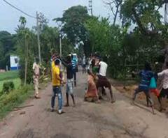 বাদুড়িয়া: ত্রাণ নিয়ে পুলিশ-জনতা সংঘর্ষ, মাথা ফাটল ওসির 