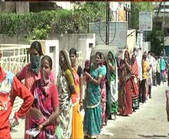 Social Distancing | सोलापुरात 500 रुपयांसाठी बँकांबाहेर गर्दी; सोशल डिस्टन्सिंगच्या चिंधड्या | विशेष रिपोर्ट | ABP Majha 