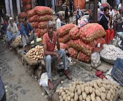 অত্যাবশ্যকীয় পণ্যের কালোবাজারি রুখতে রাজ্যগুলিকে কঠোর আইন প্রয়োগের নির্দেশ কেন্দ্রের