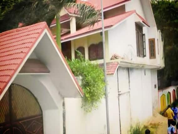 अब भी पुलिस से छुप रहा है Maulana Saad | Bharat Ki Baat