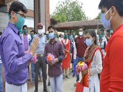 उज्जैन में चार मरीजों ने दी कोरोना को मात, अस्पताल से मिली छुट्टी, DM ने फूलों से किया स्वागत