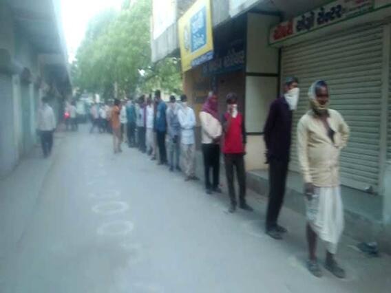 બનાસકાંઠાઃ કાંકરેજના થરામાં ખાતર માટે ખેડૂતોની લાઈન, જાળવ્યું યોગ્ય અંતર