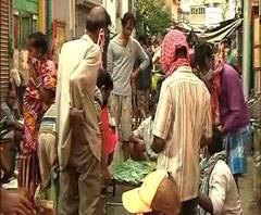 মধ্য কলকাতায় ঘেঁষাঘেঁষি করে চলছে বাজার, বুড়ো আঙুল লকডাউনকে