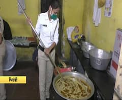 Bhiwandi Police Help | भिवंडीत वाहतूक पोलिसांकडून गरजूंना जेवण, स्वत: पोलिसांनी शिजवलं अन्न, 'खाकीवर्दी'तली माणुसकी!