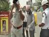 Patna: People's gesture of respect towards policemen 