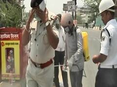 Patna: People's gesture of respect towards policemen 