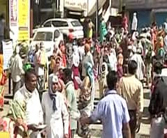 India Lockdown | बँकांमध्ये सोशल डिस्टन्सिंगची ऐशीतैशी; पेन्शन, जनधन योजनेचे पैसे काढण्यासाठी रांगा