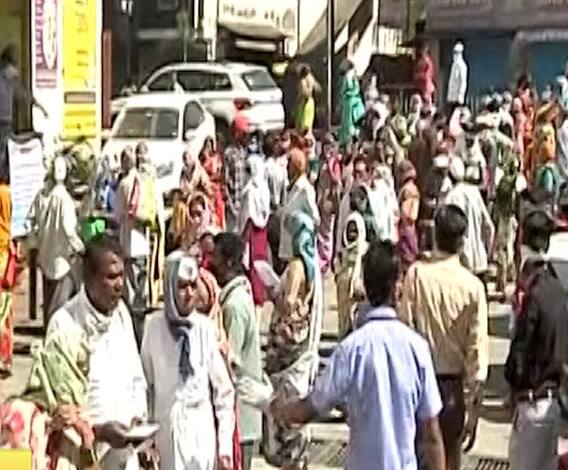 India Lockdown | बँकांमध्ये सोशल डिस्टन्सिंगची ऐशीतैशी; पेन्शन, जनधन योजनेचे पैसे काढण्यासाठी रांगा