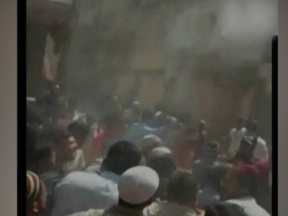 Karachi में पुलिस ने lockdown के दौरान बंद करवाई दुकान, तो लोगों ने कर दी पिटाई