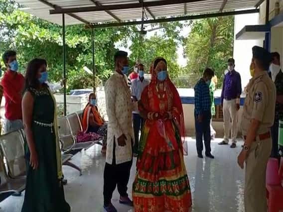 નવસારીઃ ચીખલીમાં લોકડાઉન વચ્ચે લગ્નમાં પોલીસે પાડ્યો ભંગ, વર-વધૂ સહિત જાનૈયાની અટકાયત