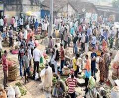 সামাজিক দূরত্ব শিকেয়, হাটে, বাজারে, রেশনের দোকানে ভিড়, ধুন্ধুমার চম্পাহাটি ও আমডাঙায়