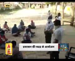 भजन-कीर्तन में मशगूल लोग