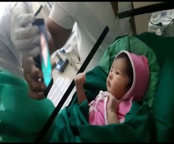 special story | बाळाला कुशीत घेण्यासाठी आई आतुर, आईची पहिल्यांदा डोळे उघडलेल्या लेकीशी व्हिडीओ कॉलद्वारे भेट 