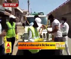 नगरपालिका कर्मचारियों का फूलों से स्वागत
