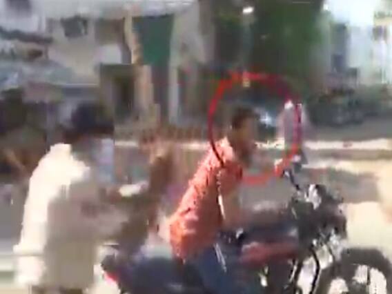 વડોદરાઃ બિનજરૂરી બહાર નીકળતા બાઇક સવારને રોકવા પોલીસે ઉઠાવ્યું જોખમ, જુઓ વીડિયો