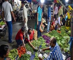 বেলগাছিয়ায় ‘সুফল বাংলা’র গাড়ির সামনে ভিড়, লকডাউন বিধি প্রচারে মাইকিং পুলিশের