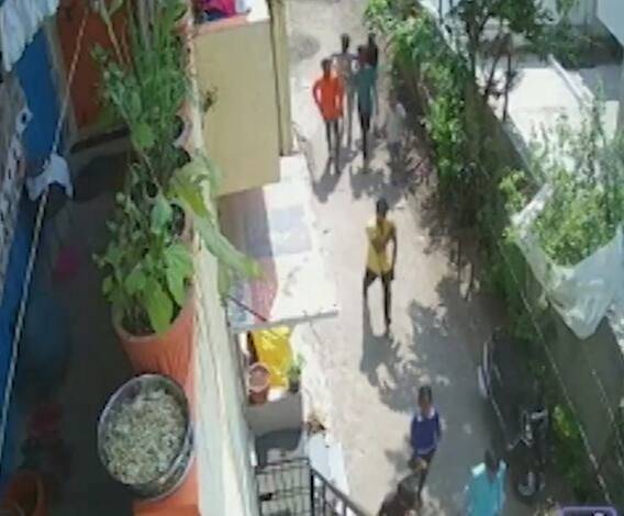 Lockdown | नाशिकमधील सिडको परिसरात टवाळखोरांचा धुमाकूळ; घरं, वाहनांवर दगडफेक 