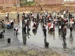 Social distancing ignored while ration distribution in Bandra | Master Stroke