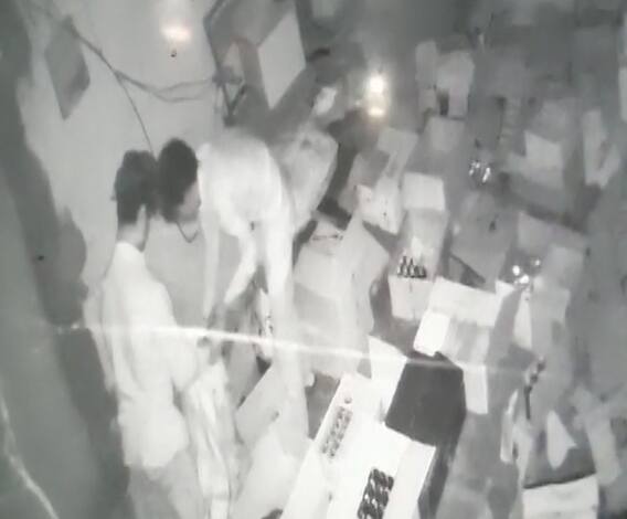 Coronavirus | CCTV | नागपुरात घसा ओला करण्यासाठी दारुच्या दुकानात चोरी