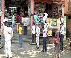 कोल्हापुरात बियाणं, शेती अवजारांची दुकानं सुरू, शेतीसाठी लागणाऱ्या वस्तूंची खरेदी, शेतकऱ्यांकडून सोशल डिस्टन्सिंगचं पालन