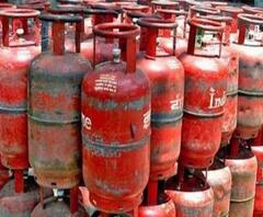 ভর্তুকির গ্যাস সিলিন্ডার নিয়ে কালোবাজারির অভিযোগ ঝাড়গ্রামে