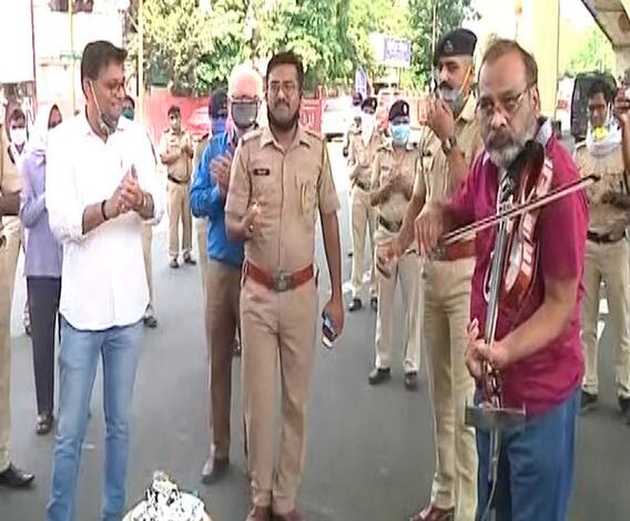 Corona Ground Report Nagpur | बंदोबस्तावर तैनात पोलिस अधिकाऱ्याचा वाढदिवस साजरा