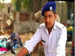 લોકડાઉન વચ્ચે વાપીમાં TRB જવાન દારૂ સાથે ઝડપાયો, જુઓ વીડિયો