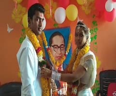 Lockdown Wedding | आंबेडकर जयंतीनिमित्त घरातच दाम्पत्य विवहबद्ध, सोशल डिस्टन्सिंग राखत लग्नसोहळा!