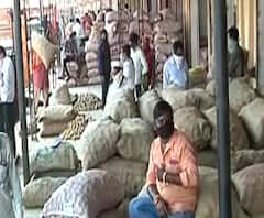Nashik Bajar Samiti | नाशिक बाजार समितीत कांदा-बटाट्याची आवक वाढली, सोशल डिस्टन्सिंगची ऐसीतैशी