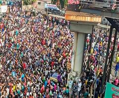 লকডাউনের মধ্যেই বাড়ি ফিরে যেতে মহারাষ্ট্র-গুজরাতে হাজার হাজার পরিযায়ী শ্রমিকদের ভিড় নেমে এল রাস্তায়
