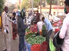 Ranchi: People flout social distancing at vegetable market 