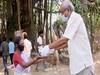 Mumbai: 57 year old Bollywood food supplier distributes food to needy