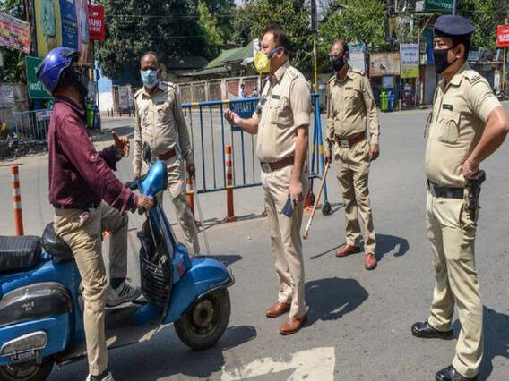 कोरोना: देखिए कैसे अपनी जान खतरे में डाल पुलिस कर रही लोगों की रक्षा