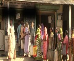 রেশন বিলিতে নতুন নিয়ম কলকাতা পুলিশের, মালদায় তৃণমূল নেত্রীর বিরুদ্ধে স্রেফ ঘনিষ্ঠদের রেশন দেওয়ার অভিযোগ 