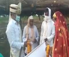 Lockdown Wedding | कोरोनामुळे मास्क लावून शेतातच शुभमंगल सावधान, सोशल डिस्टन्सिंग पाळत विवाहसोहळा!