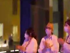 કોરોનાનો કહેરઃ સ્પેનમાં તબીબો અને પોલીસકર્મીઓએ તાળીઓ વગાડી એકબીજાની કામગીરીને બિરદાવી