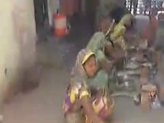 અમદાવાદ લોકડાઉનઃ શેલા ગામના લોકોએ જરૂરિયાતમંદો માટે શરૂ કર્યું રસોડુ, જુઓ વીડિયો