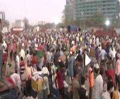 Maharashtra Lockdown | Social distancingला हरताळ, मुंबईतील BKC मैदानात भाजीखरेदीसाठी गर्दी