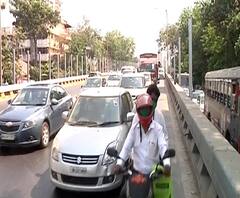 Traffic Jam in Mumbai | लॉकडाऊन असूनही मुंबईच्या रस्त्यावर चक्कं ट्रॅफिक! अचानक गर्दीचं कारण काय?