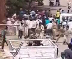 Attack on Police | हुबळीत मशिदीत जमलेल्या नागरिकांवर कारवाई करताना जमावाचा पोलिसांवर हल्ला