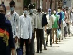 Lockdown: Delhi के बादली में खाने के लिए लग रही लंबी लाइन, लोग रख रहे दूरी का ख्याल