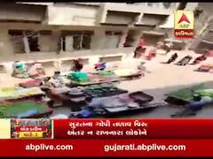 સુરત: ગોપી તળાવ વિસ્તારમાં સોશિયલ ડિસ્ટન્સ ન રાખનાર લોકોને પોલીસે ફટકાર્યા, જુઓ વીડિયો 