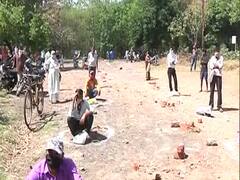 Bhopal: राशन की दुकान पर biometric machine से social distancing का मकसद नाकाम