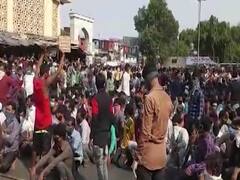 Mumbai के Bandra में जुटी भीड़ ने खड़े किए पुलिस और खुफिया विभाग पर बड़े सवाल