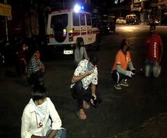 Lockdown | मुंबईच्या धारावीतल्या भटक्यांवर पोलिसांची कारवाई, रस्त्यावर बसवून ठेवलं