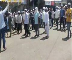 Malegaon Funeral Crowd | मालेगावात अंत्यविधीसाठी शेकडो लोक रस्त्यावर, पोलिसांच्या विनंतीनंतर लोक माघारी परतले