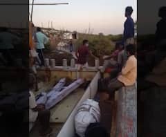 पालघरमधील खलाशांशी अमानुष वर्तन, गुजरात पोलिसांनी बोटींचे दोरखंड कापले, स्थानिकांची दगडफेक